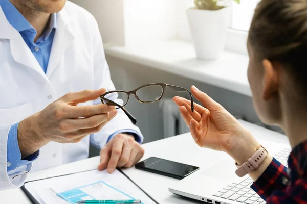 Optiker Schenkt Einer Patientin Neue Brille — Stockfoto