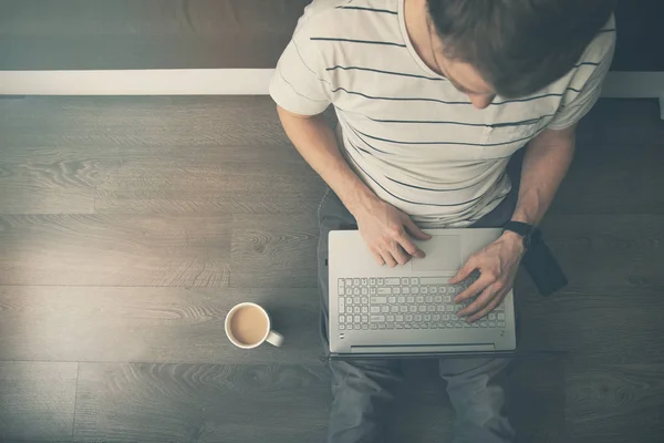 Trabajo Casa Hombre Que Sienta Suelo Usando Ordenador Portátil Vista — Foto de Stock