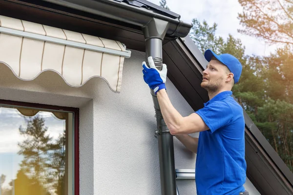 Travailleur installant maison toit pluie gouttière système — Photo