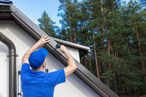 Dakdekker installeren van metalen druppelrand profiel op het dak van het huis — Stockfoto