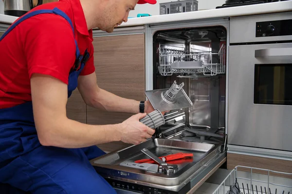 Bulaşık makinesi Bakım Servisi - gıda kalıntı kontrol tamirci — Stok fotoğraf
