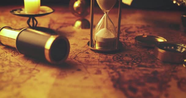 Крупним Планом Пісочний Годинник Виходить Старій Карті Світу Свічках — стокове відео