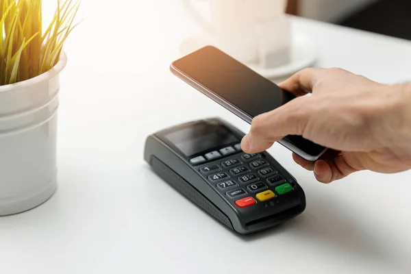 Nfc бесконтактные платежи - оплата счета по телефону — стоковое фото
