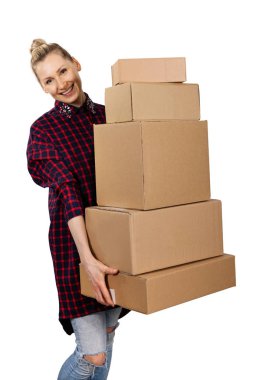 yığın üzerinde beyaz backgr izole karton kutu taşıyan kadın
