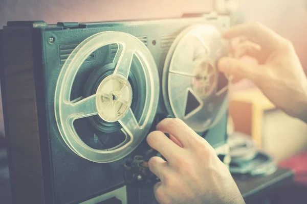 Écoute de vieux disques sur enregistreur de bobine audio vintage — Photo