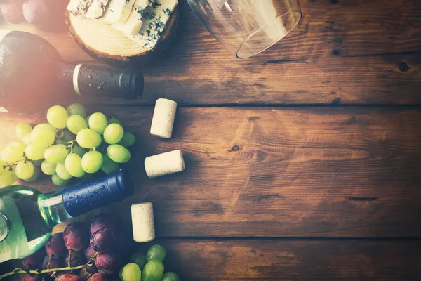 Borosüvegek szőlő és sajtot fa háttér. felülnézet co — Stock Fotó