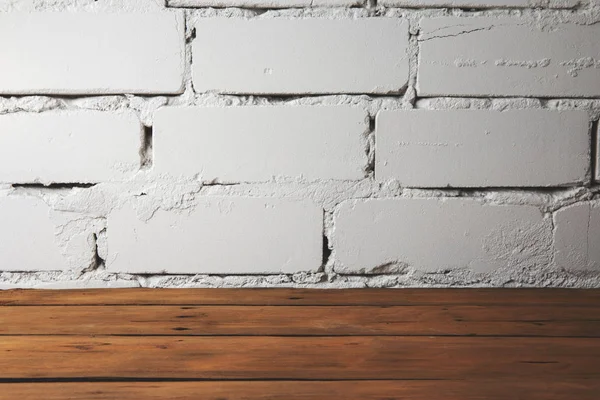 Stara deska drewniana podłoga z białą ceglaną ścianą — Zdjęcie stockowe