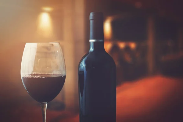 Garrafa de vinho e vidro na adega — Fotografia de Stock