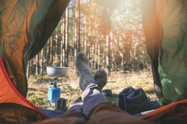 Zwerflust outdoor camping - reiziger voeten uit de tent — Stockfoto