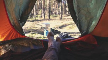Yolculuk tutkusu açık macera turizm - çay ile çadırda döşeme adam