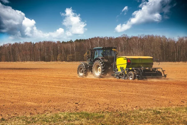 Agriculture - agriculteur avec tracteur sur le champ semis cultures — Photo