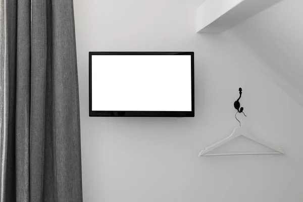 Luminoso loft dormitorio interior con tv en la pared — Foto de Stock