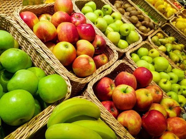 Разнообразие фруктов в корзинах в продуктовом магазине — стоковое фото