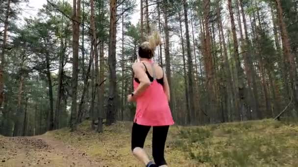 Estilo Vida Saudável Mulher Correndo Trilha Florestal — Vídeo de Stock