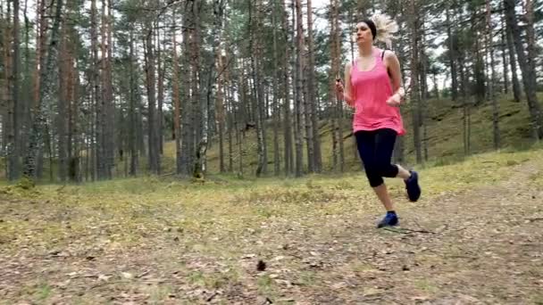 Πρωινή Προπόνηση Νεαρή Γυναίκα Τρέχει Στο Δάσος Μονοπάτι — Αρχείο Βίντεο