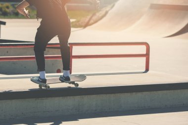 kaykay - patenci çocuk kaykay at hile yapıyor