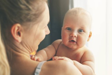 omzundan bakan sevimli erkek bebek ile annenin arka görünümü