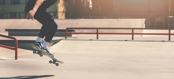 Скейтбординг - скейтбордист робить трюк стрибки на міському скейті p — стокове фото
