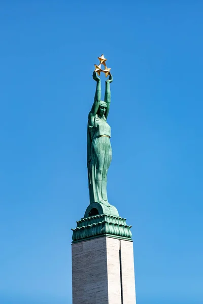 Monumento a la libertad de Letonia en la capital Riga — Foto de Stock