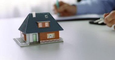 yeni ev konsepti satın almak - ofiste belgeleri yazma emlakçı