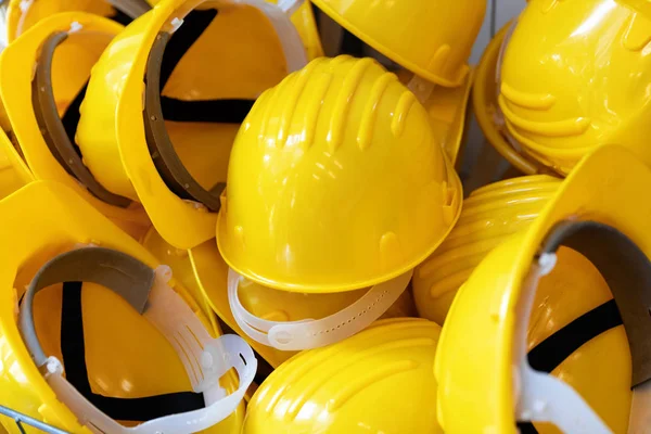 Indústria da construção - grupo de capacetes de segurança amarelo — Fotografia de Stock