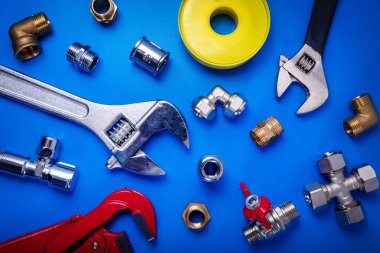 mavi arka plan üst görünümünde tesisatçı ekipman