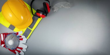 Gri arka planda inşaat sektörünün güvenlik unsurları