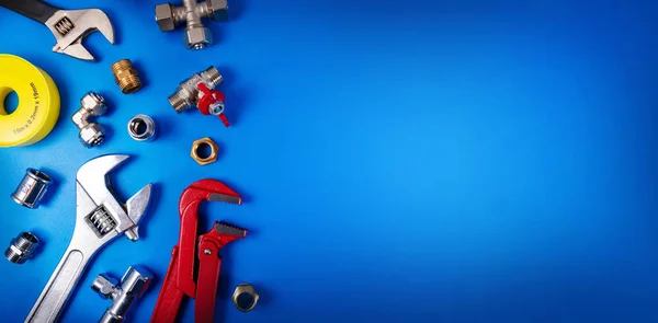 Herramientas de fontanería y accesorios sobre fondo azul con espacio de copia —  Fotos de Stock