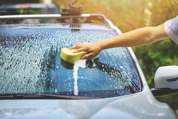 Lavado manual de coches - lavado de parabrisas con esponja — Foto de Stock