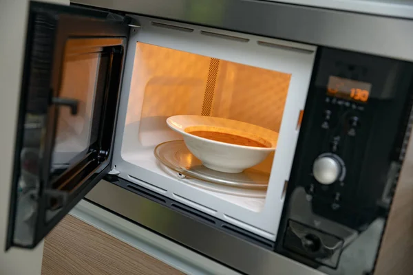 Aquecer os alimentos no forno de microondas — Fotografia de Stock