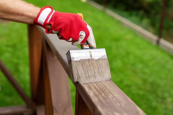 Restaurierung von Holzschutzanstrichen am Geländer der Außenterrasse — Stockfoto