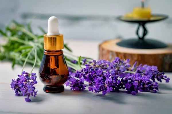 Aromaterapie-levandulka základní láhev s čerstvým květinou t — Stock fotografie
