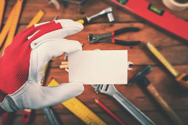 Handyman och hem reparationstjänster-hand Holding blank Business — Stockfoto