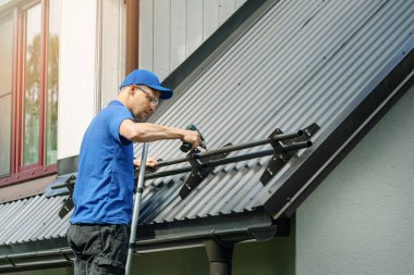 çatı metal çatıya kar koruma kurulumu
