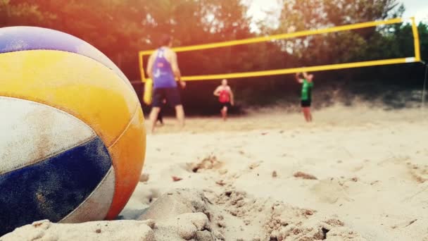 Grupp Vänner Som Spelar Beachvolleyboll Närbild Bollen Sanden — Stockvideo