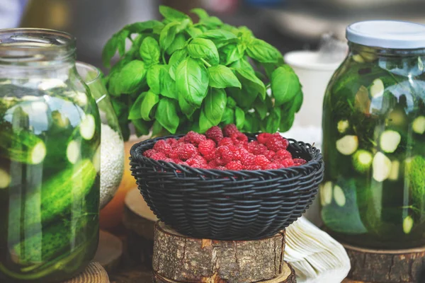 Ervas de escabeches e bagas frescas para venda no festival de comida vegetariana — Fotografia de Stock