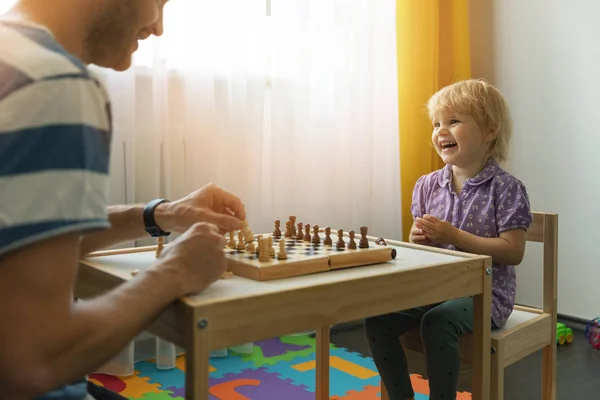 Padre e hija divirtiéndose juntos aprendiendo a jugar ajedrez en casa —  Fotos de Stock