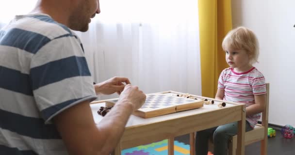 Far Lär Sitt Barn Att Spela Schack Hemma — Stockvideo