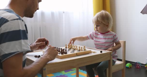 Giochi Cerebrali Padre Figlia Che Giocano Scacchi Casa — Video Stock