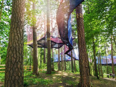 açık maceralar - ormanda treetop net trambolin parkı