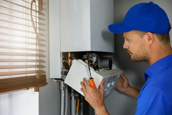 Ingeniero de servicio de mantenimiento y reparación que trabaja con caldera de calefacción de gas de la casa —  Fotos de Stock