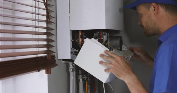 Onderhoud Reparatie Service Engineer Werken Met Huis Gas Verwarmingsketel — Stockvideo