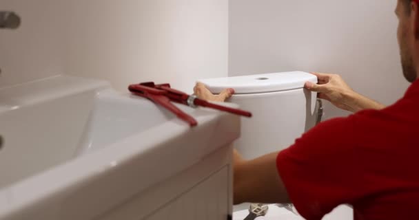 Klempner arbeitet im Badezimmer Installation wc Wassertank