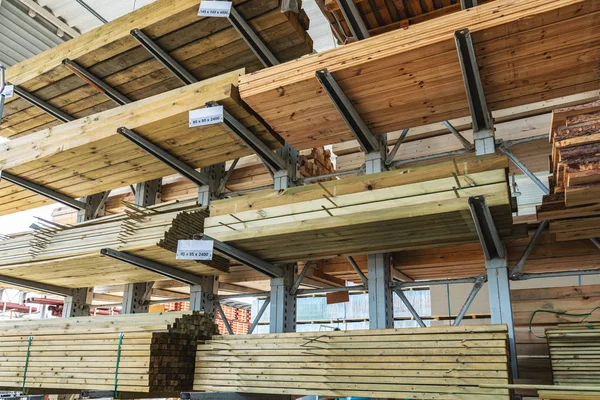 Prateleiras com placas de madeira na loja de material de construção — Fotografia de Stock