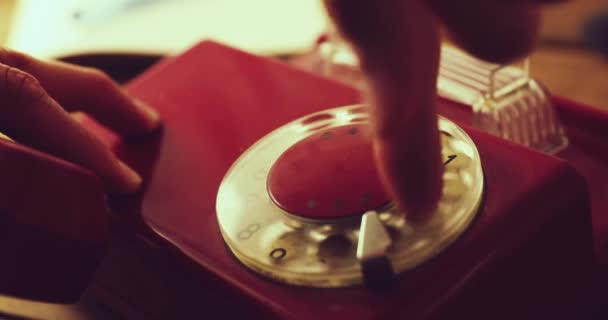 Primer Plano Mano Marcando Viejo Vintage Rotatorio Teléfono Dolly Shot — Vídeo de stock