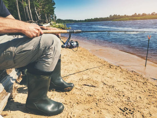River fishing - fisherman with rod sitting on the coast — Stock Photo, Image