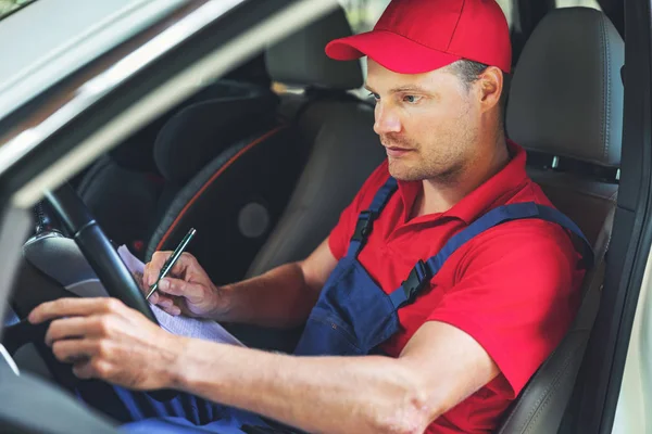 Kontrola techniczna pojazdu-mechanik siedzi wewnątrz samochodu i kontroli panelu sterowania — Zdjęcie stockowe