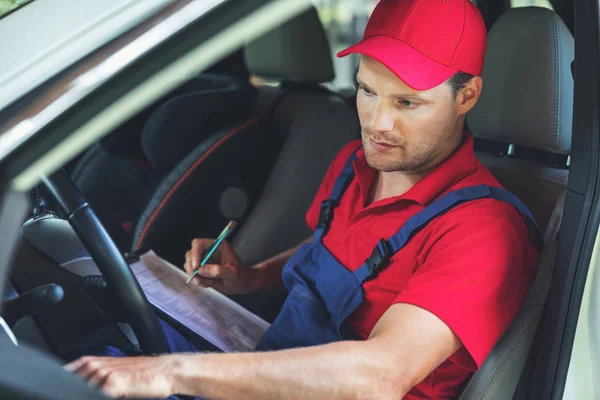 Inspeção técnica do veículo - homem sentado dentro do carro e painel de verificação — Fotografia de Stock