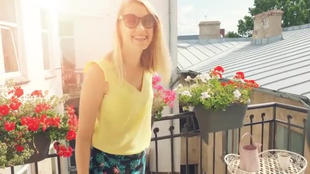 Счастливая Улыбающаяся Привлекательная Женщина Солнечных Очках Солнечном Романтическом Балконе Цветочными — стоковое видео