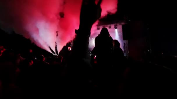 Menschenmenge Jubelt Bei Musikfestival Mit Den Händen Der Luft — Stockvideo